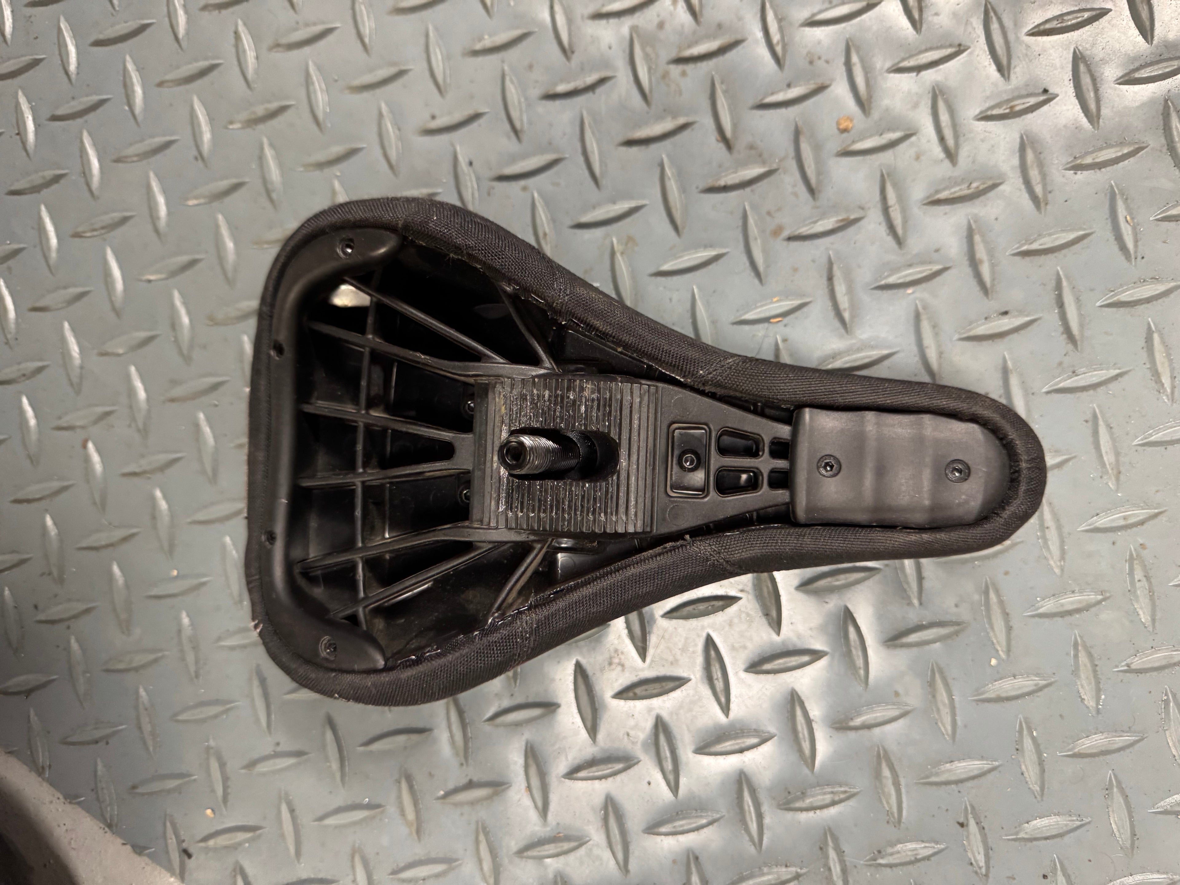 🧹 Pre‑Owned SUNDAY Creepy Sweeper Pivotal Seat