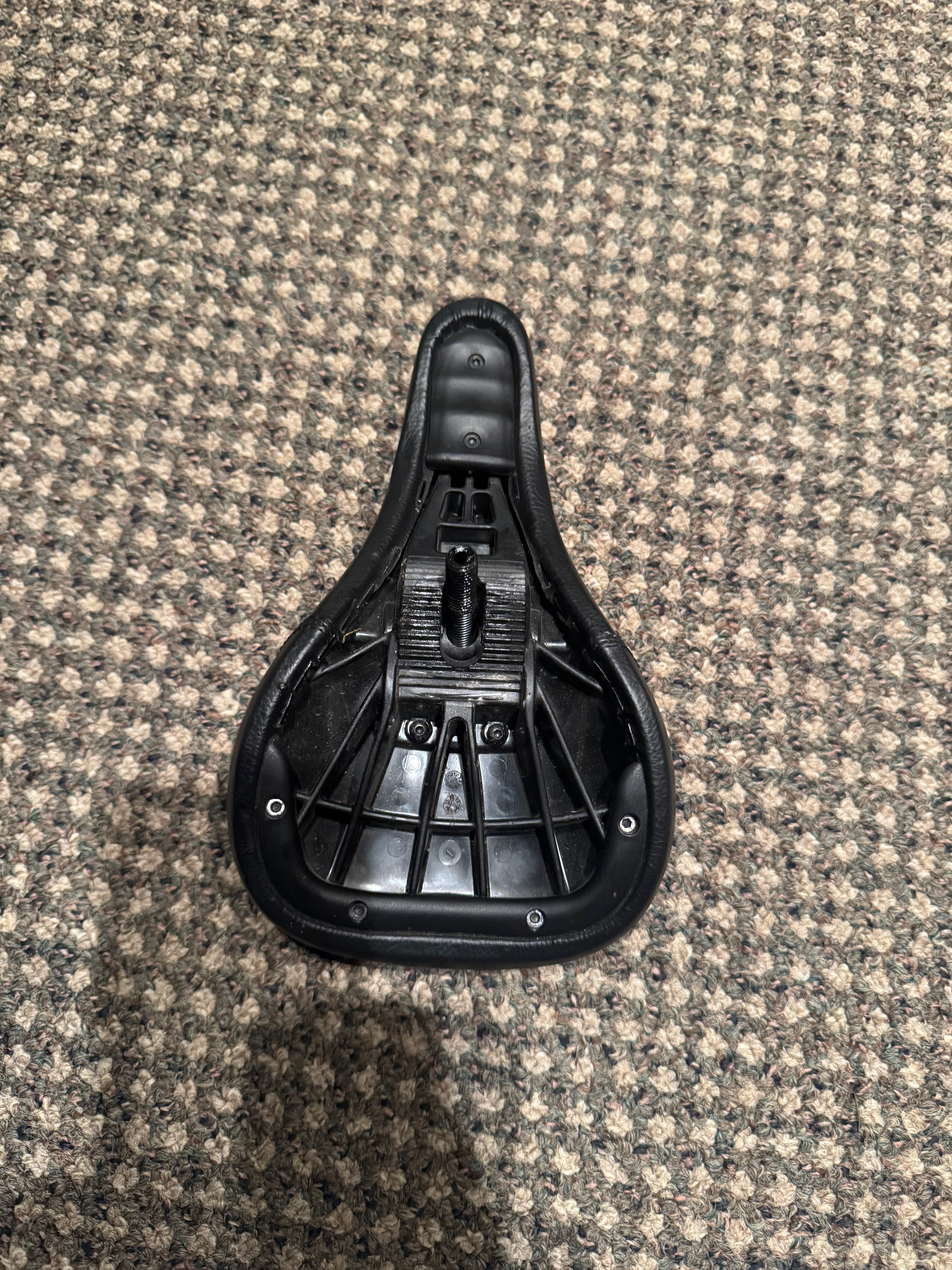 🌼 Pre‑Owned Cult “In Bloom” Pivotal Seat